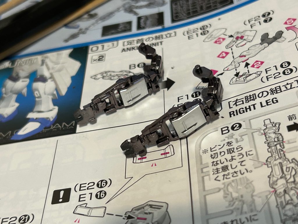 今回フレーム塗装だけだったのでシャインシルバーとヘビーガンメタリックのガンダムマーカーで塗装しております