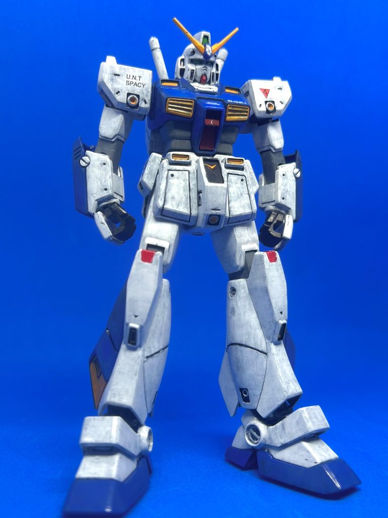 改めましてこちらガンダムNT-1(以後アレックスで)になります。いやはや完成していつもカッコイイなあと悦に浸るんですが、アレックスを見るとポケットの中の戦争の話を思い出して悲しくなってしまいました笑これぞガンダムという見た目でなかなか渋い機体なんですが、主人公機.....と、僕は思えないですね。やっぱりバーニィとザクII改が主人公ですよねえ笑まあでもガッシリしたスタイルで堅実な見た目はカッコイイです、ガトリングが別バーツで付けれるのがやっぱり良いですね