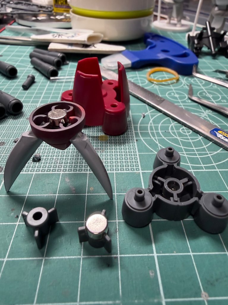 一方余剰部品（？）であるズゴック本体を自由研究の生贄に捧げた後のアメイジングなパーツは過去作のRGシャア専用ズゴックに接続する為改造余剰パーツを加工してRGクローをネオジム接続できるようにしました