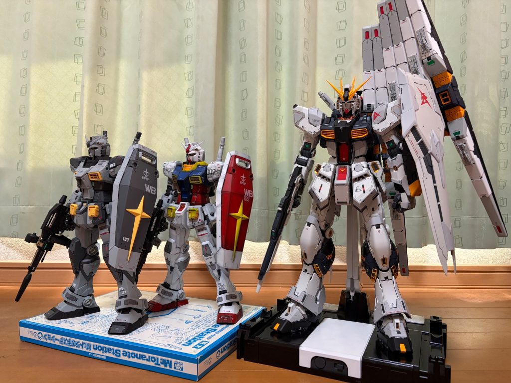 PGUガンダムと一緒にパシャリ。圧巻のサイズとカッコよさでした。