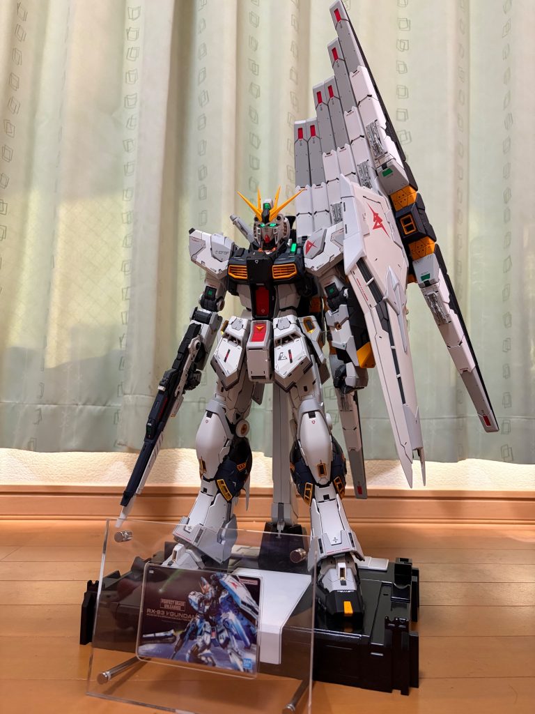 フィンファンネルを装備して、パッケージアートグミのカードと一緒に撮りました。後日アクリルケースが届くので、一緒に飾ります。