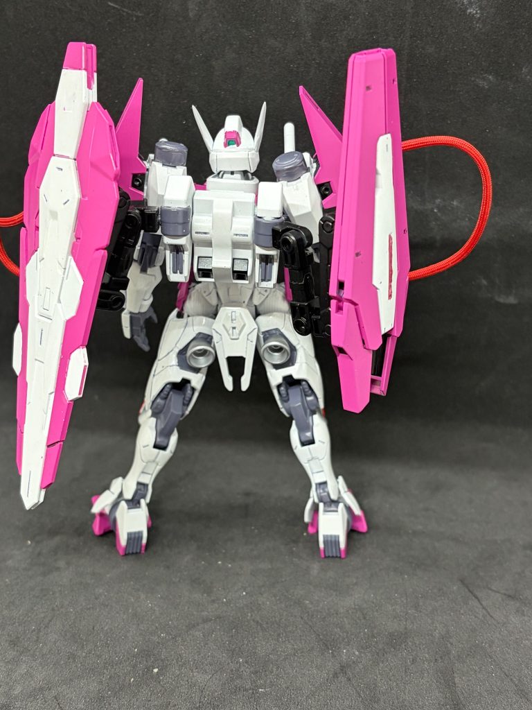 人工AI 『Magia』ヴァナディース事変で起動したガンダムルブリスのデータをベースに開発された人工AI。パイロットにおけるデータストームの負担を減らすことを目的とされており、パーメントスコア4以上の出力であればパイロットに一切の負担がなく出力を出すことができる。