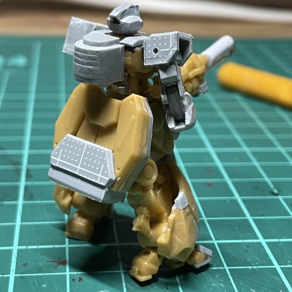 火炎放射器っぽい物をでっち上げてみました。ドーバーガン切り刻んで、3mmプラ棒穴開けてくっつけました。タンクはプラ板積層で。&nbsp;（2枚目）