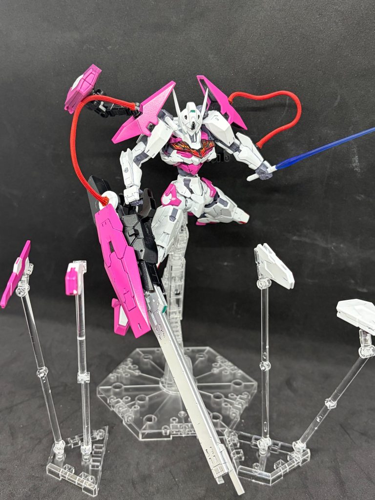 『ビームサーベル』肩の基部に取り付けてあるビームキャノンを兼ね備えた近接武器。ガンダムルブリス系列の同型のものである。『ガンダビット』普段は背中の左部分にマントのようにマウントされている。データストームをAIが負担することで持て余すことなく使いこなすことができる。&nbsp;
