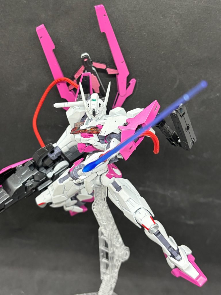 『specM テンライ』はGT-Mの機体の中でも近距離と遠距離のバランスが取れた機体となっている。近づいてくる敵をガンドビッドとビームサーベルでいなすことができる。