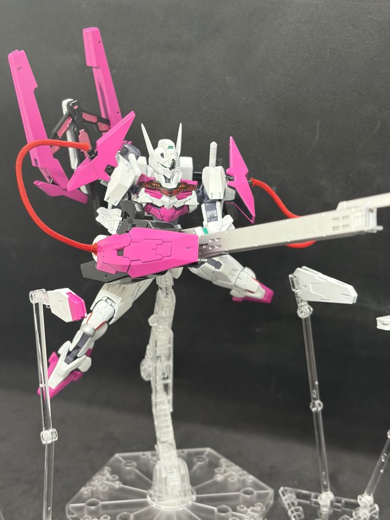 両手で構えてフルバースト。パーメントスコア5のフルパワーで放つ砲撃。バスターランチャーとガンドビッドの一斉発射。