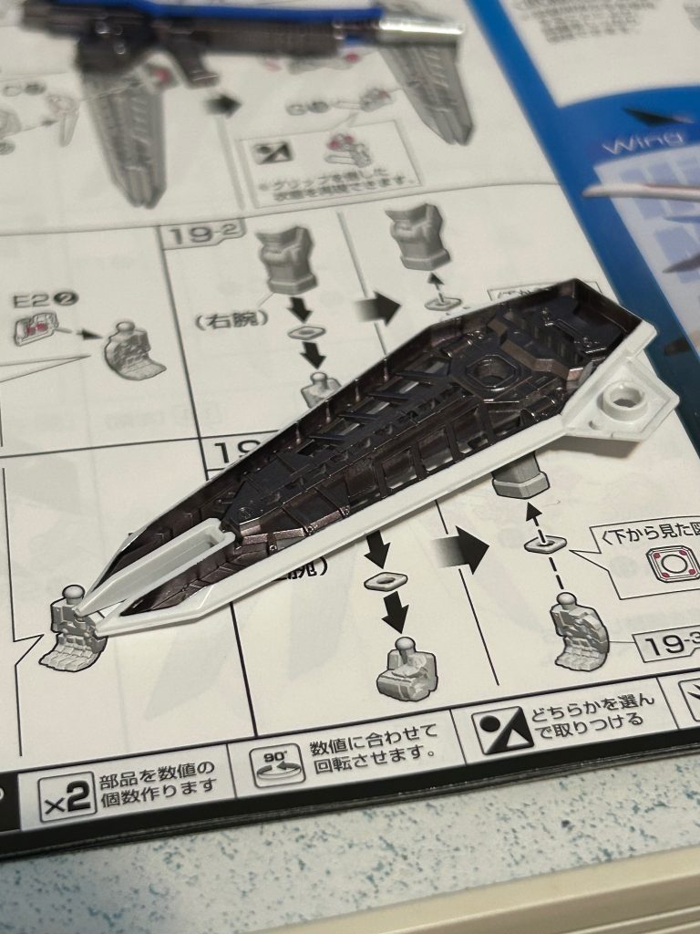 シールドだけマスキングテープを貼り裏側のみヘビーガンメタを吹きつけております