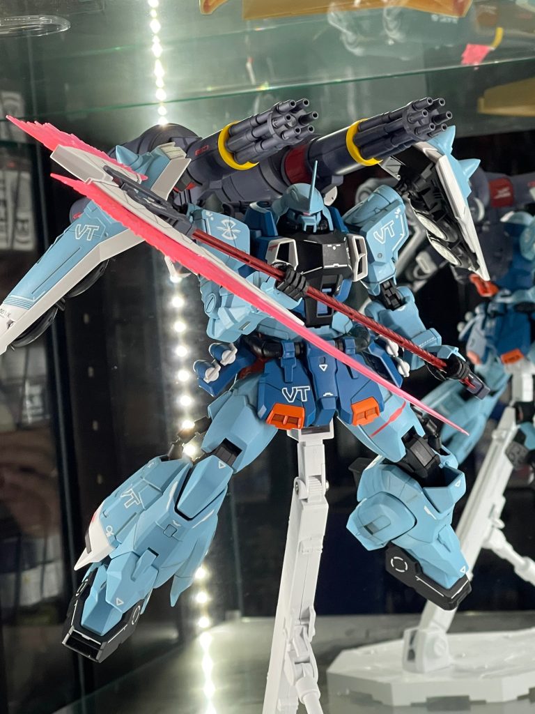 さて、総評です。スラッシュザクファントム作りやすくて良かったですねー。このザク系はスラッシュウィザードに限らずガナー、ブレイズ、ウォーリアのどれも惹かれるものがあって、いつか手を出したいと思っていたところヨハンさんからプレゼントして頂いたので速攻バラしました。塗装をサボり過ぎて完成まで1年かかっちゃった😅ポージングがんばったつもりですけど、実は途中でパーツ折れました。腰の左側の暖簾がポキっと。なんかポロポロ取れるから何回も付け直してイライラしてたんですよねー。アクションベースはイザークカラーということで白をチョイス。首と足の稼働はあんまりって感じです。肩から手までは結構自由が利きます。シールドの角度をかなり変えられるので躍動感は出しやすいと思います📐