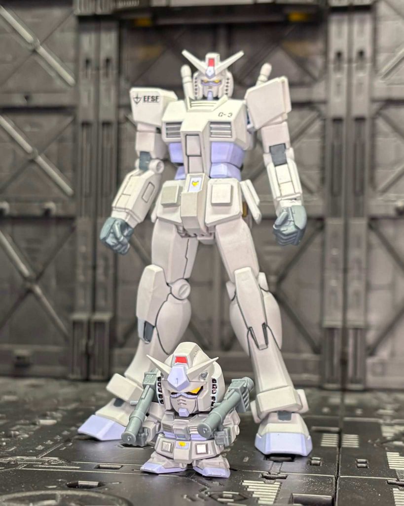 最近塗ったトライアルキット版と。トライアル版も1/200に近い小さいサイズなのに膝にも届かないこの小ささ