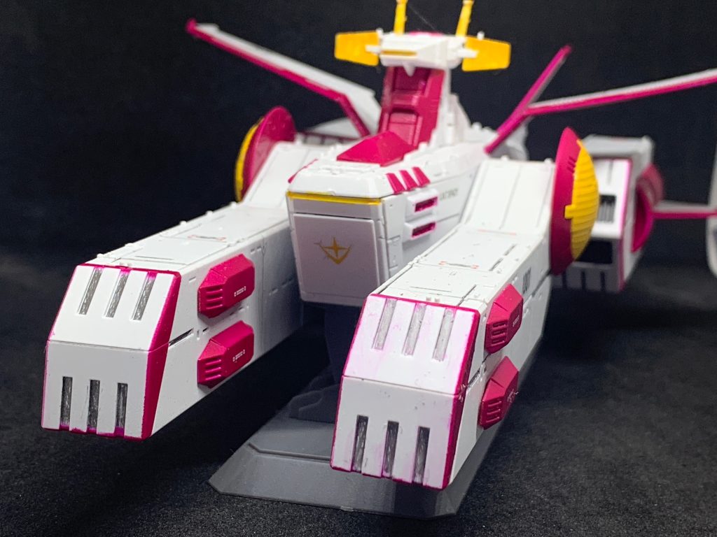 塗装レシピ白部分:Mr.ベースホワイトをスプレー塗装黄色部分:ガンダムイエローをガンダムマーカーエアブラシシステム塗装したり、直接ガンダムマーカーの細先タイプで塗ったり。ピンク部分:ガイアカラーの純色マゼンタ黒部分:ガンプラスミ入れペン シャープ（GP01）を使用してカキカキ。（スミ入れする時も重宝しています）グレー部分:ガンダムマーカーのガンダムグレーをガンダムマーカーエアブラシシステムで塗装バーニア部分にガンダムメタレッドをガンダムマーカーエアブラシシステム塗装川崎純情小町のロゴを意識して!?塗装しました。