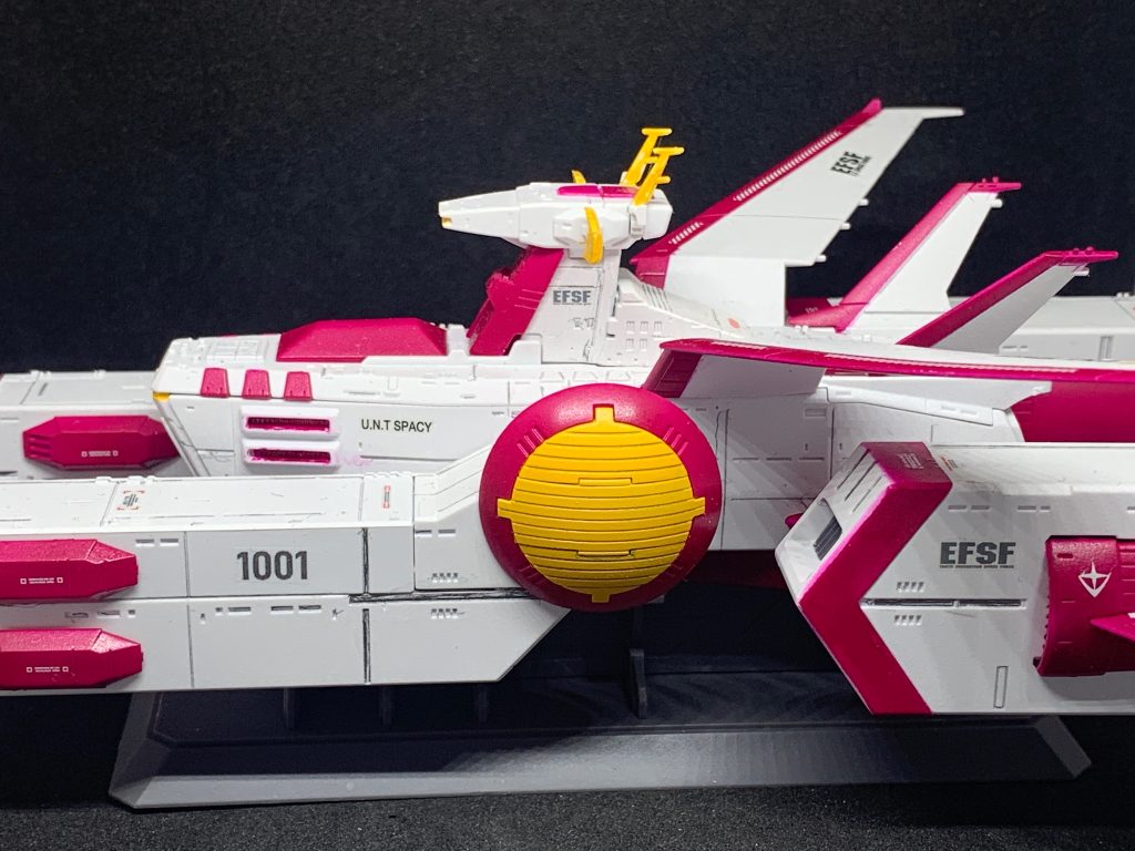 デカールはガンダムデカールメイン、艦番号1001のと「こまち」の艦名のデカールはPCを活用して作成。艦番号（1001の艦番号は川崎純情小町の結成日から）のと後ろの「こまち」の艦名のは海上自衛隊の護衛艦「まや」の画像を見て思いつきました。&nbsp;
