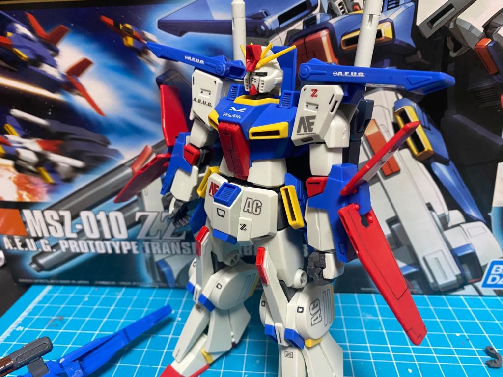 素組み後、墨入れしてデカール貼り後に光沢トップコート（筆塗り）という流れで作りました。ウェザリングしても良いかなと思いましたが、思い出のあるガンダムなので(gundam-kao3)〜思い出は綺麗なままに〜をテーマに光沢仕上げにしましたw