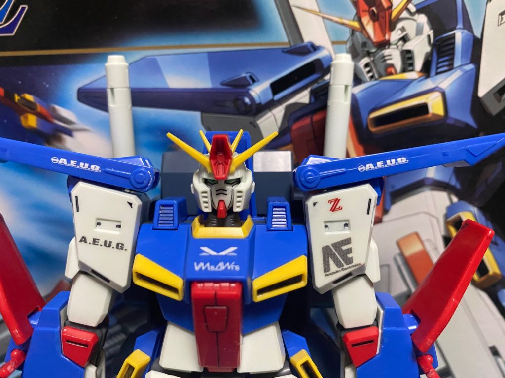 新HGのZZガンダムですが、作る前に事前にネットでレビューや作った方の感想を見てみると、チラホラ不満が見られて不安でした💦実際、作ってみて不満ではないですが他のキットに比べてゴツいせいか可動域は狭いです💦あと、多くの方が言っている左手でビームサーベル用の持ち手パーツが無いのが辛いですね💦飾る際は、この２点に気をつけないといけません(gundam-kao5)他にも色々な意見を目にしましたが、個人的にはこの２点が特に気になったぐらいで他は問題なく作れました👍