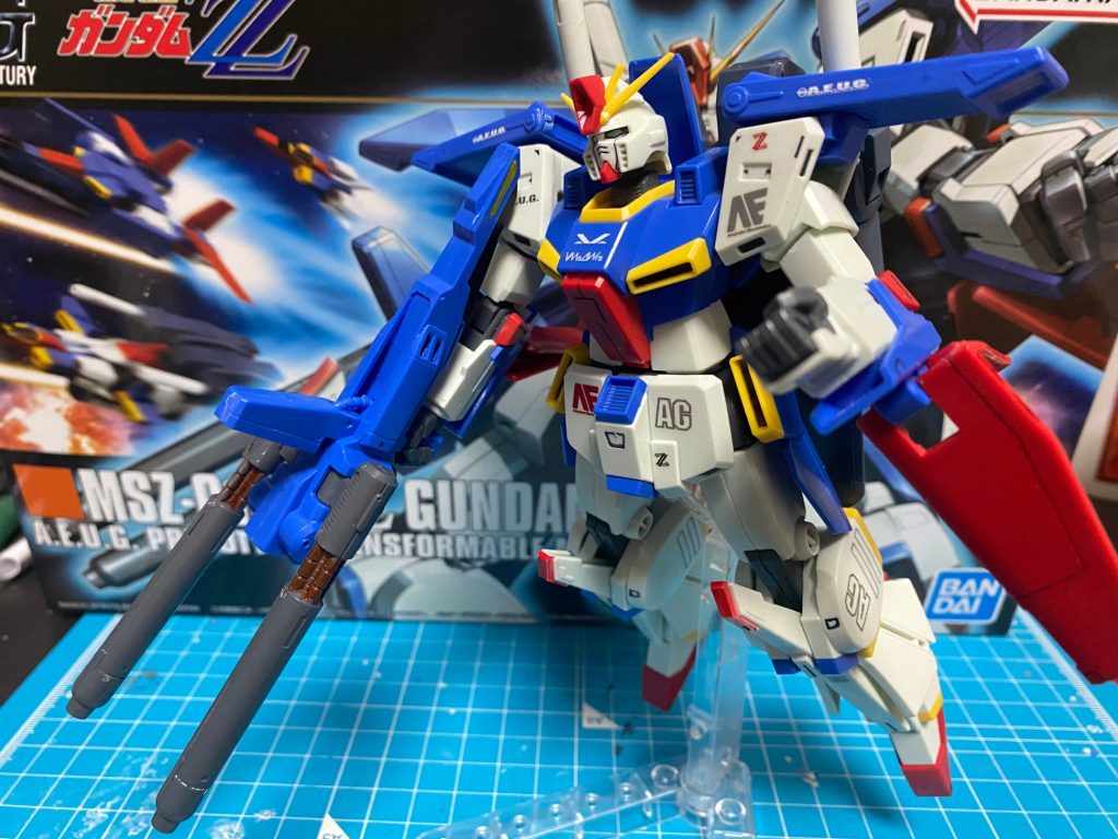 こちらは、『旧HGの箱絵』の構え‼️僕が、父親から初めて貰ったガンプラZZガンダムの箱絵になります。僕が小さい頃、父親は仕事漬けの人で帰ってきたらすぐ寝て、休みの日も家で仕事してる様な人でした。なので小さい頃、会話らしい会話もした記憶もあまりなく休みの日に一緒に遊んだりという記憶もあまりありません。しかし、そんな父親が買ってきてくれたZZガンダム(gundam-kao4)いきなり、渡されてビックリ‼️です。しかも、大好きなZZガンダムだったので嬉しかったですねぇ。休みの日、仕事を後回しにしてくれた父親と一緒に作ったのを今でも覚えてます。色々あーでもない、こーでもないと言いながら楽しく作ってましたね😊ホントに説明書通りに作っただけですが、当時は世界で1番カッコいいZZガンダムを父親と作ったと思って感動してました(gundam-kao4)そして、僕と父親の家族としての絆を深め、距離を縮めてくれたZZガンダムは僕にとってかけがえのないガンダムでありヒーローになりました😊✨✨