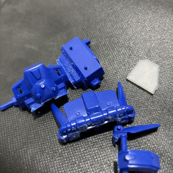 製作記録4胴体と腰を接続しました。胴体側は3mm穴ポリキャップを埋め込んだプラ板で蓋をして、腰側はt字ランナーを埋め込んだプラ板で作ってみました。元々接続するためだけの突貫工事でしたが副産物で左右に回るようになりました。腰が計2mm延長したので素組の時よりスマートに見えます。ただ腰が盛り上がっちゃったのが少し違和感ですw（2枚目）