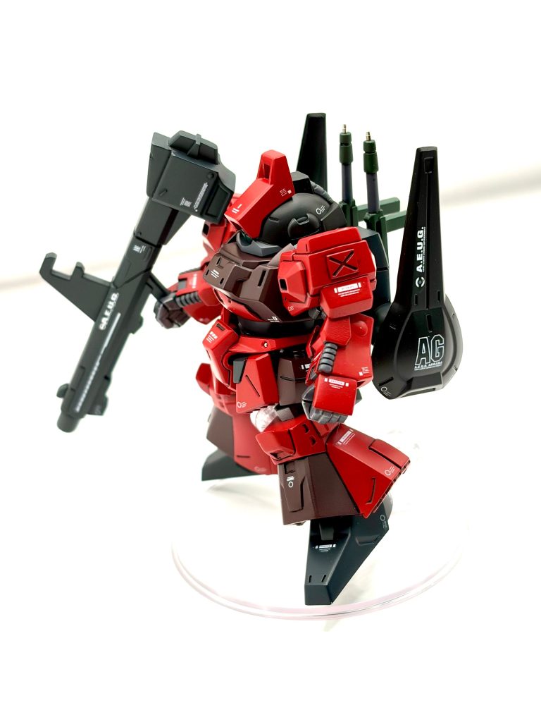 うるさすぎないようにデカールを貼りました。肩アーマーはデフォルトの四角ディテールを切り飛ばし、市販パーツに置き換えています。