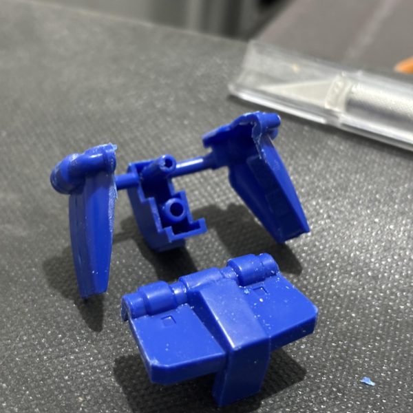 製作記録4胴体と腰を接続しました。胴体側は3mm穴ポリキャップを埋め込んだプラ板で蓋をして、腰側はt字ランナーを埋め込んだプラ板で作ってみました。元々接続するためだけの突貫工事でしたが副産物で左右に回るようになりました。腰が計2mm延長したので素組の時よりスマートに見えます。ただ腰が盛り上がっちゃったのが少し違和感ですw（3枚目）