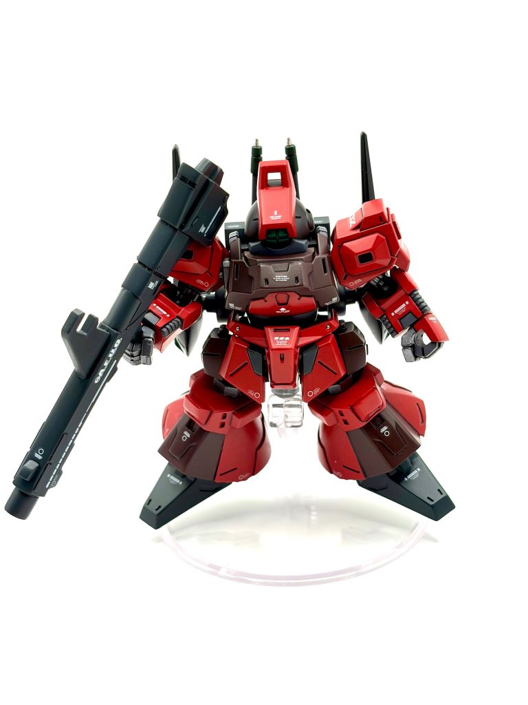 モノアイはみにくいですが、ガンダムカラーのメタリックグリーンで塗装しました。背部ビームピストルは設定とは異なるグリーン調にし、ノズル部はメタルパーツでディテールアップしています😊