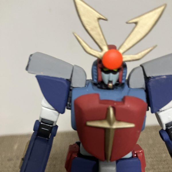 足の飾りは、アンクルガードに付けました。肩の出っ張りは、分割しました。（3枚目）