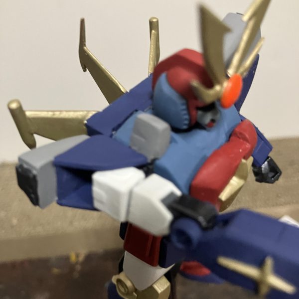 足の飾りは、アンクルガードに付けました。肩の出っ張りは、分割しました。（4枚目）