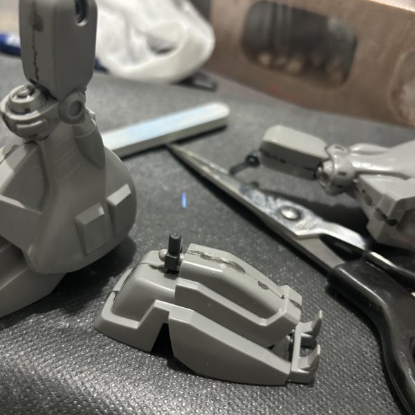 製作記録3足首を加工して少し長くしました。WAVEのPキャップ3mmをハメ込んで足首からざっくり1cmくらい延長。元のポリキャップは3mmだと少しゆるいようなのでテキトーに軸を太らせてから取り付けました。変な方向に力が入るからか膝とか足首の軸がやたら折れてしまうのが難点ですね...（2枚目）