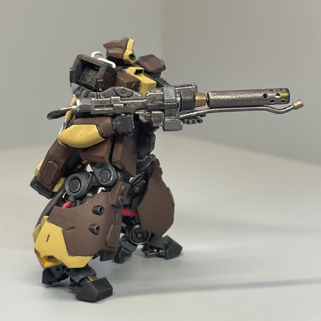 腕　プラ板にてスクラッチ、手も右手の握り手と左手の平手をスクラッチ武器　トールギスのドーバーガンを切って貼ってプラ棒つけて　タンクはプラ板にて