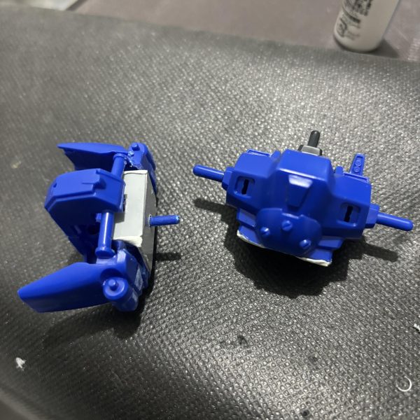 製作記録4胴体と腰を接続しました。胴体側は3mm穴ポリキャップを埋め込んだプラ板で蓋をして、腰側はt字ランナーを埋め込んだプラ板で作ってみました。元々接続するためだけの突貫工事でしたが副産物で左右に回るようになりました。腰が計2mm延長したので素組の時よりスマートに見えます。ただ腰が盛り上がっちゃったのが少し違和感ですw（4枚目）