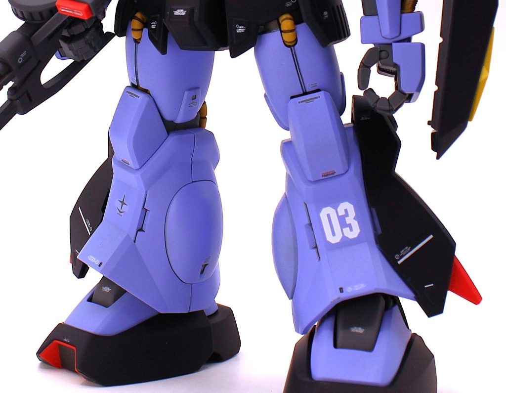 脚部は一番悩みました。脛装甲が前後で割られていて特に段落ちモールド化もされておらず、露骨な縦線で合わせ目が出ますが、これを消すのは結構な手間です。また仮にここの合わせを消したとすると、実物を想像した時にメカ部に装甲を装着できなくなってしまうので、新たな分割線を追加する必要があります。色々な公式作例やイラストを見てみると、この分割が存在している場合が多く、設定上存在して良い分割線だと解釈しました。なので、ここもV字型に段落ち化して処理としました。