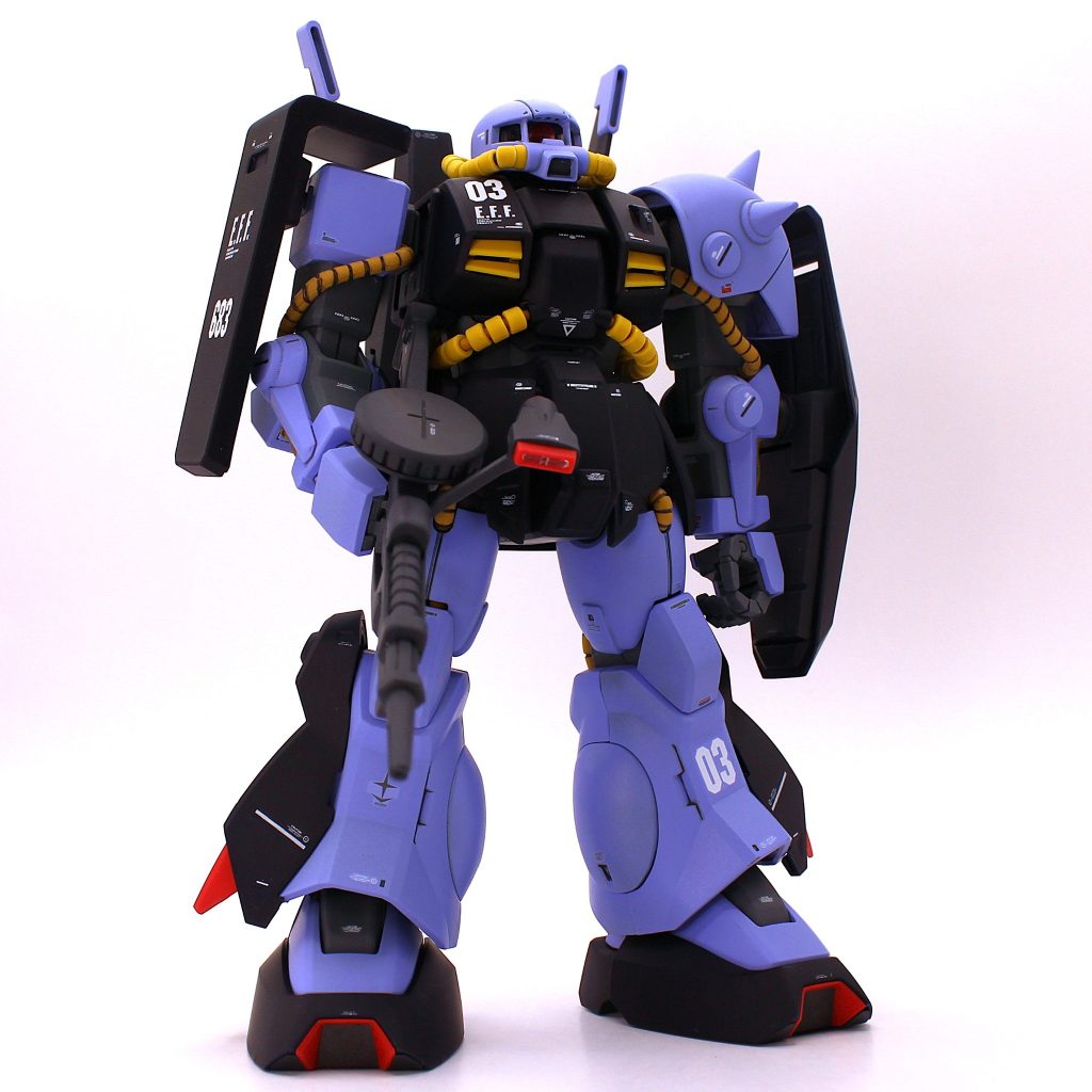 旧いキットですがディテールやプロポーションは良好、本体のボリュームもさることながら付属品も盛りだくさんで非常にバリューの高さを感じるキットですね。ただ、一部パイプ部の軟質パーツや、かなり対応しにくい合わせ目の数々等、構造的には結構なクセがあります。発売年を考えてもMGとしては処理が面倒くさい箇所が多くあるのが難点ですね。