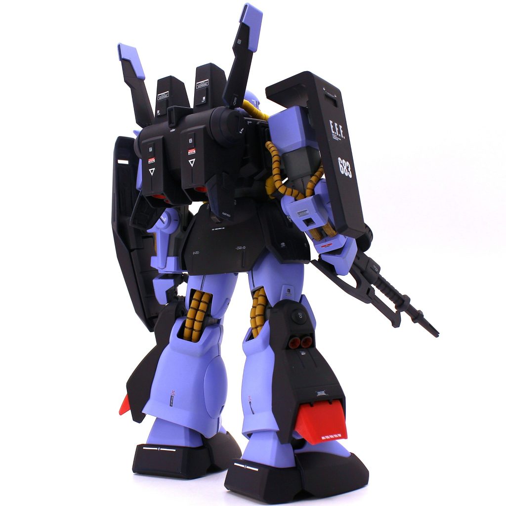 肩部、ショルダーアーマー、武装類は何も考えず接着剤ムニュして削り込めばOKでした。前腕は袖部分にがっつり合わせ目が来ます。流石に見て見ぬふりが出来ないレベルでカッコ悪いので対応必須です。ネットで先人方の手法をパク...もとい参考にしようと思い色々調べましたがあまり情報が無く、あっても失敗した時のリカバリーのリスクが高い高度な手法しか見当たらず、自分の身の丈に合った手法を考える必要がありました。