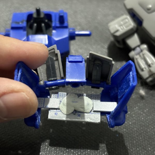 製作記録5昨日投稿しましたが腰の接続部分が浮き上がるのが嫌だったので接続方法を変更しました。（2枚目）