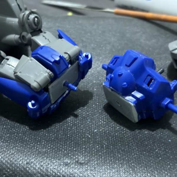 製作記録5昨日投稿しましたが腰の接続部分が浮き上がるのが嫌だったので接続方法を変更しました。（4枚目）