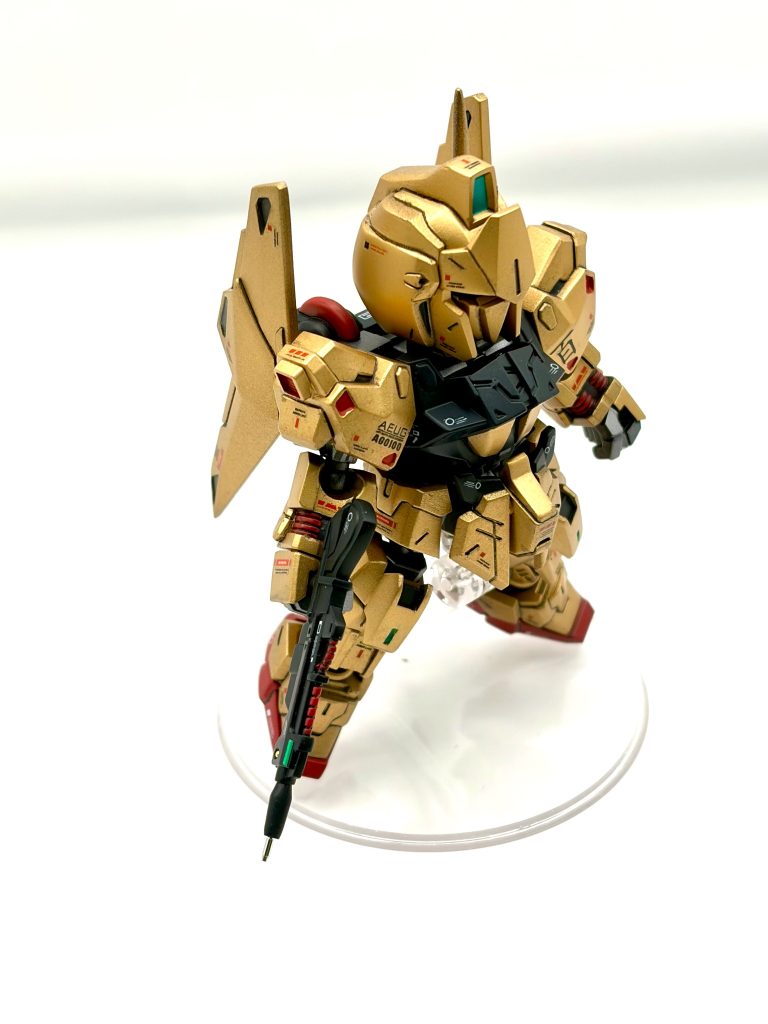 左側面です。ビームライフルはメタルパーツパーツでデコしました。肩部のバーニアは初めからある造形を削り取って市販パーツに置き換えています。ゼータやガンダムマーク2でもオススメの工作です。