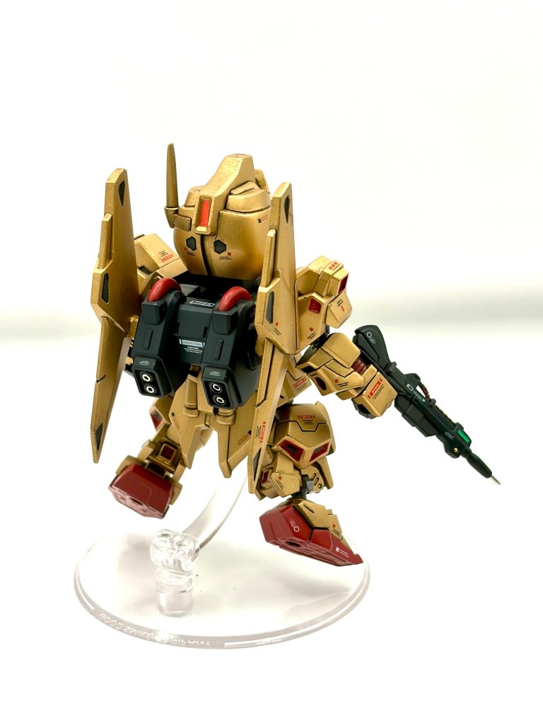 背面です。背部のバーニアはメタルパイプを入れました。太もも部にもアクチュエータ（？）を追加しました。