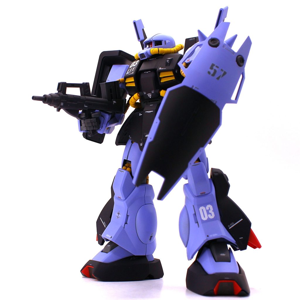 連邦軍所属ということなので、ジム・コマンドのシールドとマシンガンを用意してみました。ただ、ハイザックが単に1年戦争時の武装を持つのは不自然と感じたので、以下のような設定を妄想しました。この90mmマシンガンとコマンドシールドは、管理化のコロニー内部での哨戒任務や警戒配備、暴動鎮圧に使用される装備です。