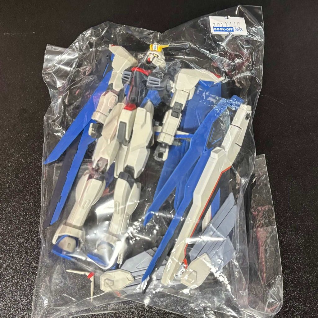 GUNSTAに投稿するようになってジャンクコーナーも見るようになったんですが、値段見て最初は旧HGの方かと思ったのに関節新しくね？全身揃ってる？なんで？？ってなって購入。こういうの見つかるから中古屋巡り楽しいです