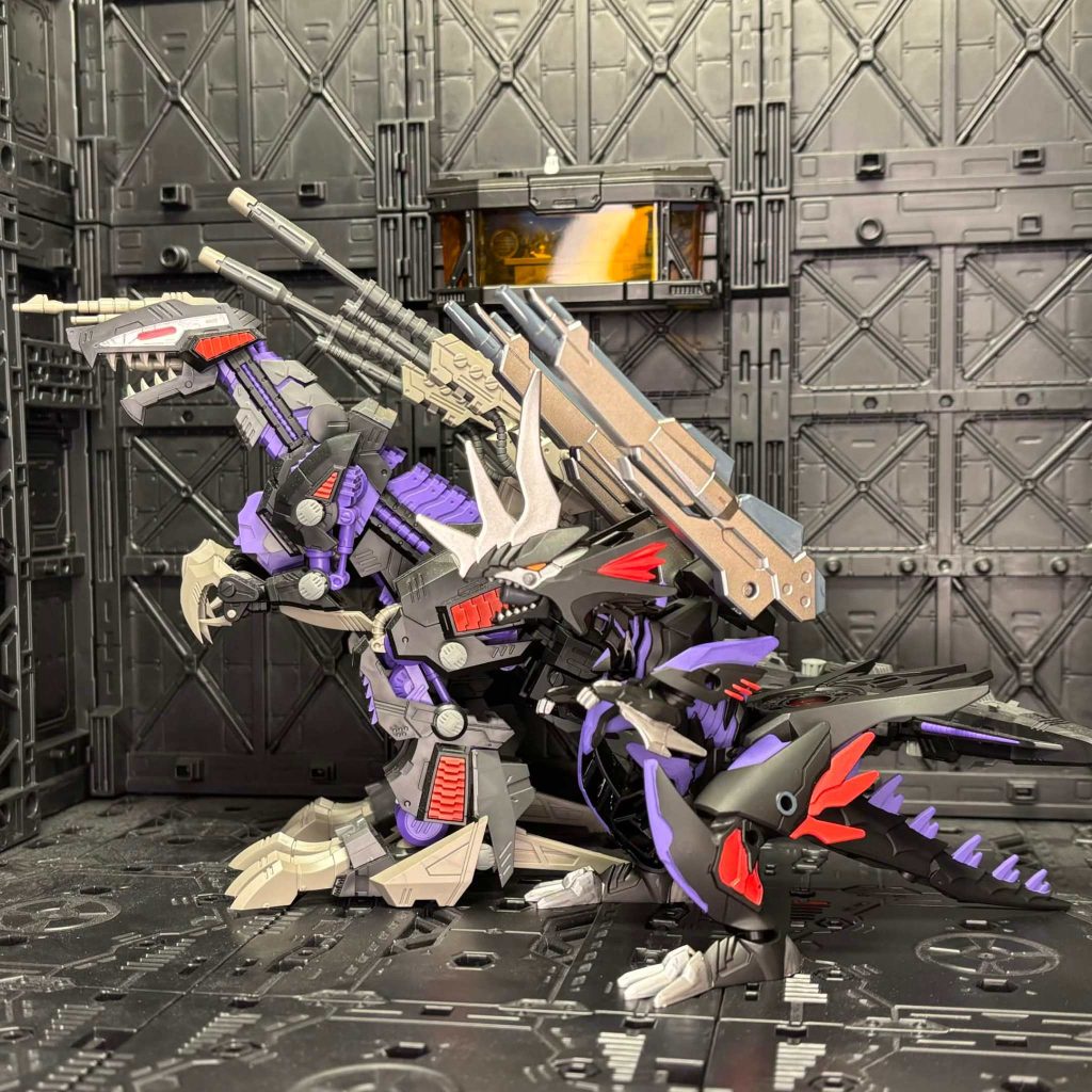 元ネタの機体と。あまり練らずに勢いで作っちゃったけど鶏冠の部分があるので派生機のリッターの方に寄せても良かったかもしれないですね
