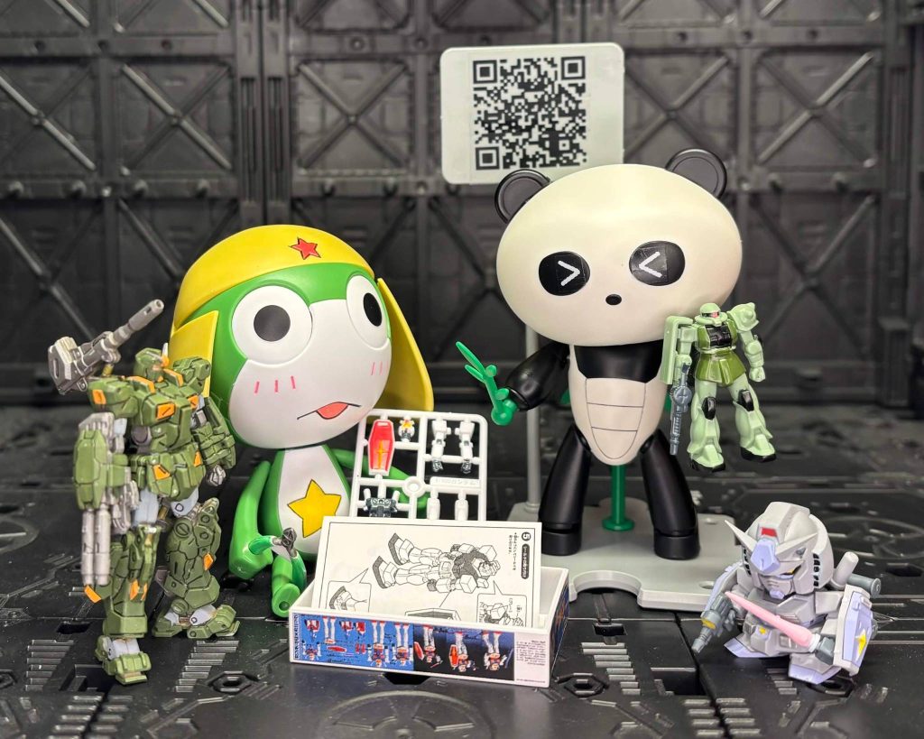 他の方がアーティファクトとケロロを一緒に撮影してるの見てその手があったか！ってなって一緒に飾るのにケロプラも買っちゃいました。このちびケロに小さいガンプラが付属しているんですが、このランナー状態のガンダムも組めるしザクも後ろに3mm軸が付いてるので持たせるのにピッタリと付属品が優秀すぎますね。良い買い物が出来ました(gundam-kao3)