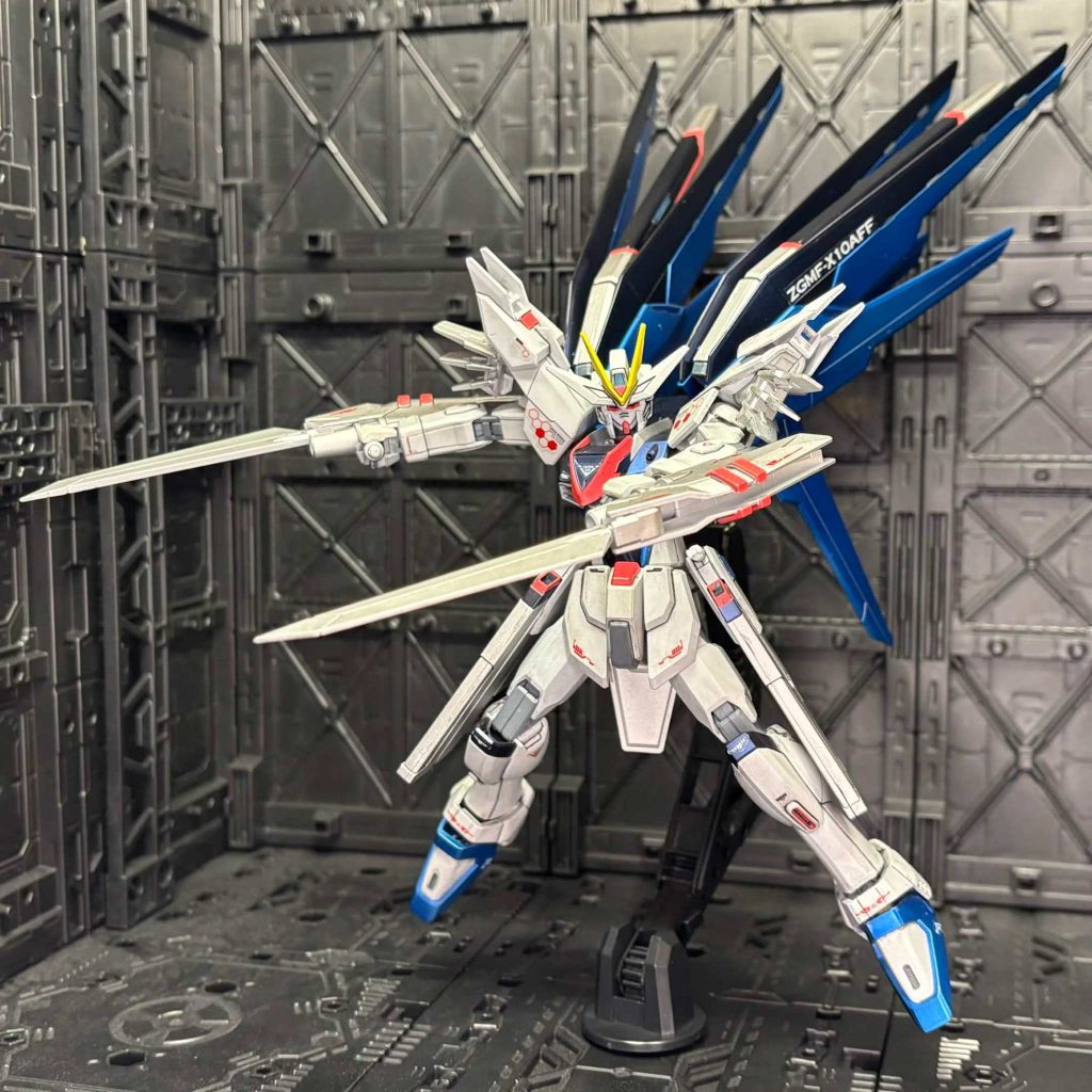 https://youtu.be/kqblgXX_kt0塗装は下地にサフエヴォシルバーを使用して白：EXフラットホワイト青：GXディープクリアブルー→サファイアブルー黒：プリズムブルーブラック→サファイアブルー赤：アクリルマーカートップコート：水性ガンダムトップコートUVカット 75％つや消しです。写真だと伝わり辛いかもしれませんがマットキャンディの光が当たると鈍く光るのが金属感感じられて好き(gundam-kao3)