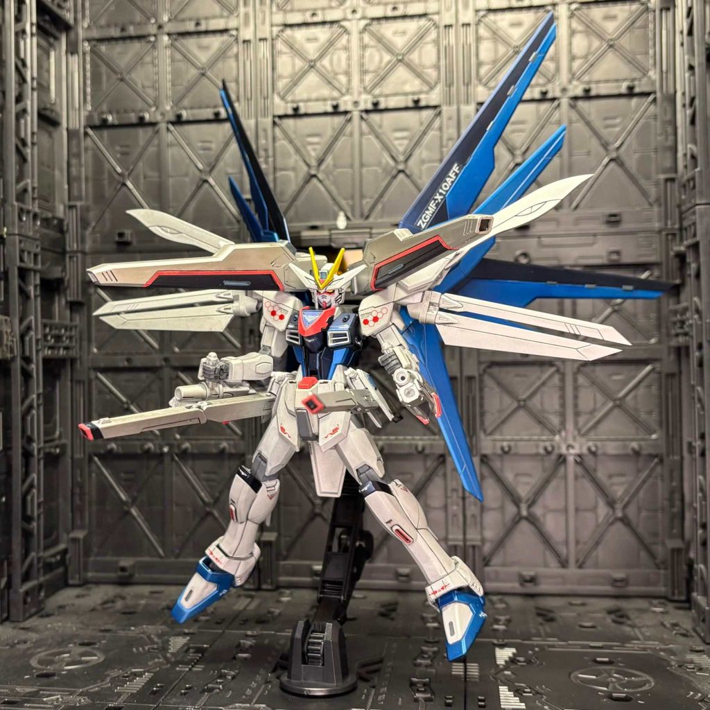 ハイマットフルバーストって見栄え格好良いですけど自分でポージングさせようと思うと干渉して意外と難しいですね…あと羽根が重くて自立が大変なのにリアスカートが長くてスタンドが干渉するのが地味にストレスだったのでバックパックの見えないところにスタンド用の穴を開けました
