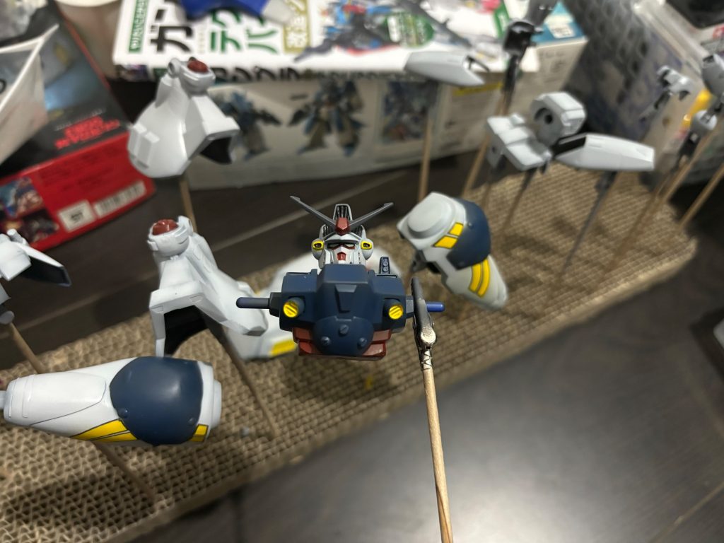 塗装はメカサフ下地の黒立ち上げで塗装しました。細かい部分の塗り分けはエナメル塗料を併用したのでやりやすかったですが、前回製作した3号機と比較してマスキングがとにかく多かったので苦労しました😓荒い箇所もたくさんありますが個人的には満足です！カラーレシピ白　スーパーホワイト+ファントムグレー青　MSブルー赤　モンザレッド黄色　MSイエローシルバー　ミスターホビーマーカーシルバー&nbsp;
