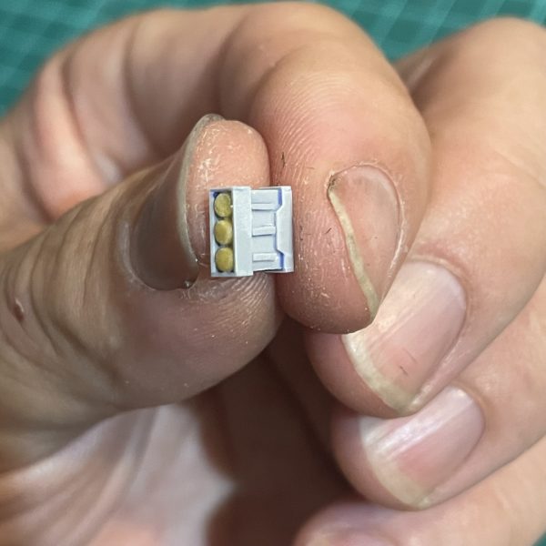 シュツルムファウスト持たせたかったので左手作りました。ふくらはぎにディテール入れる自信無かったので誤魔化す為にロケットランチャー作りました。（3枚目）