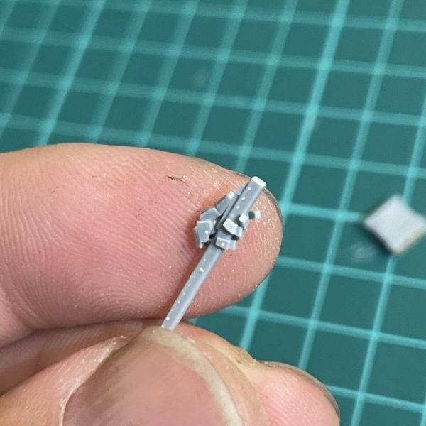 シュツルムファウスト持たせたかったので左手作りました。ふくらはぎにディテール入れる自信無かったので誤魔化す為にロケットランチャー作りました。（2枚目）
