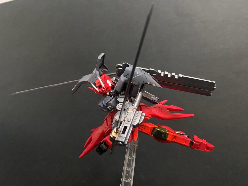 ありがちな二刀流ポーズ。アダプトやハーゲンティみたいに鉄血系の機体が刀を持つのが個人的に大好きなので、境界戦機のウェポンセットは殆どこれをやりたいがためだけに使いました。