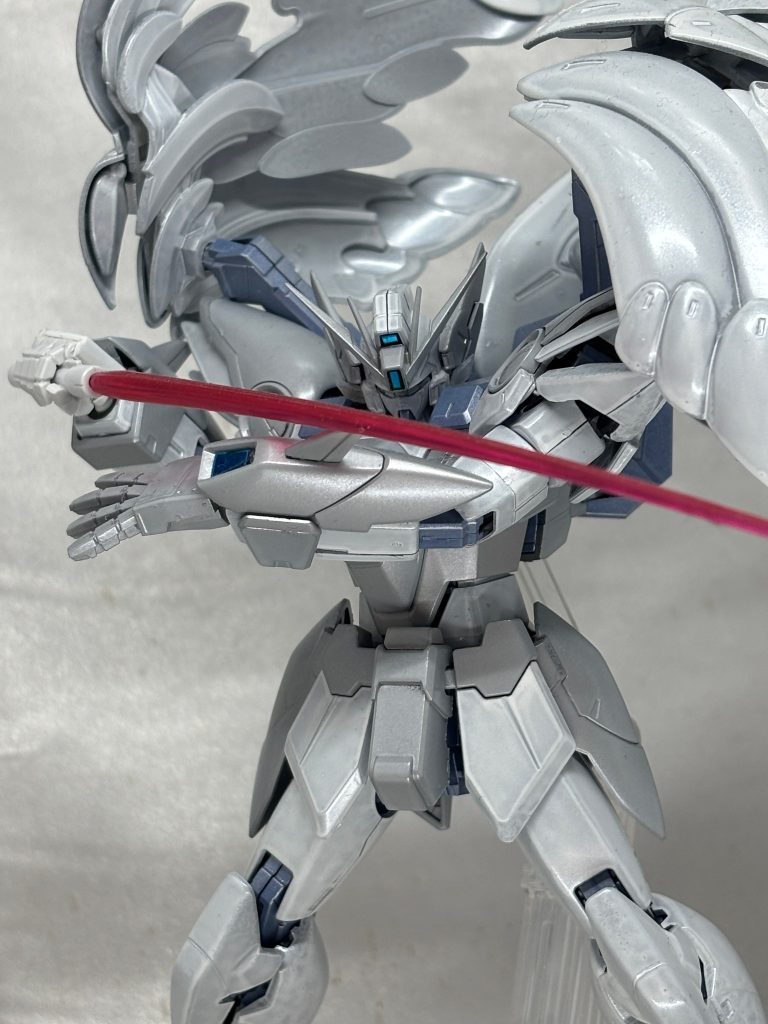 武器はシンプルにサーベルのみ。このキービジュアル的な奴をどこかで見たのでやりました。ツインバスターライフルを持つとポーズが固定されがちなんで今回外しました。