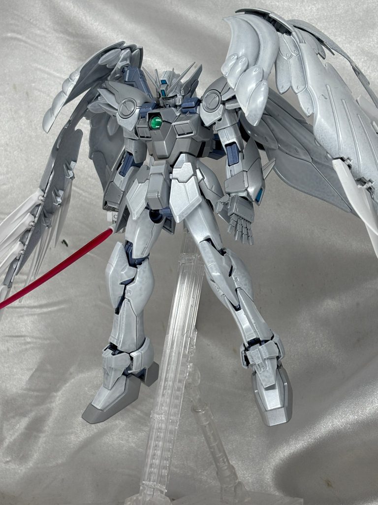 白部分は黒サフ→銀→パールホワイト厚塗り。翼にのみ軽くピュアホワイトを重ねました。厚塗りするとエッジが弾いて銀っぽくなるとどこかで見たが上手くいっているのかはわかりません(；ﾟ□ﾟ)