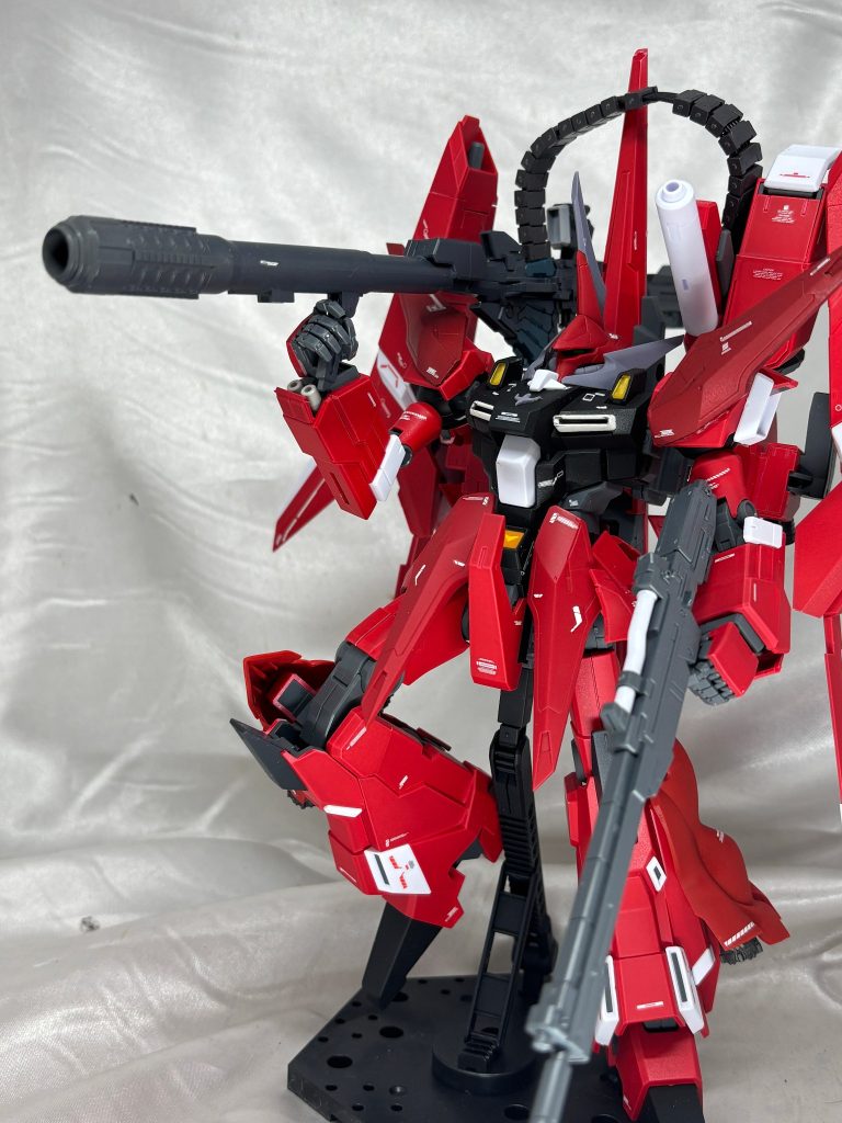 武器はビームライフルとビームマグナム。ユニコーンと機体の剛性が違うので前後に反動軽減装備を挟んで肩に担いで運用可能のするという力押しで装備させました。敵がビームマグナムを使ってきたらどうしよう、って考えからですが割と絶望的な状況であると思います。