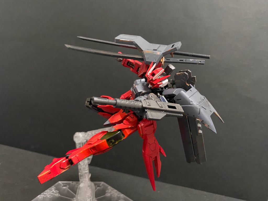 腕部の実弾砲を構えて射撃ポーズ。ルプスの200mm砲をイメージしてますが、元キットの設定では「180mm自動擲弾砲」というらしいです。