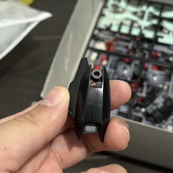製作記録1仮組み。本体部分だけでもいくつか後ハメが必要そうなのでやってみました。スネ部分太ももと膝下部分を前後のABSで挟み込むのですが、膝下部分に干渉するので削って後ハメできるようにしました。隙間ができてしまったのですがこのままにするかプラ板を貼り付けるか少し考えます...笑頭部顔の接続部分のカットと干渉する部分をひたすら削っています。肩C字カットと干渉する部分を削りました。肩がグラグラになってしまったので組み上げる前に対策を考えようかと思います。後ハメに関してはいつもネットを参考にさせてもらうのですが、こやつに限ってはほとんど情報がないので完全な現物合わせです...w(4枚目)