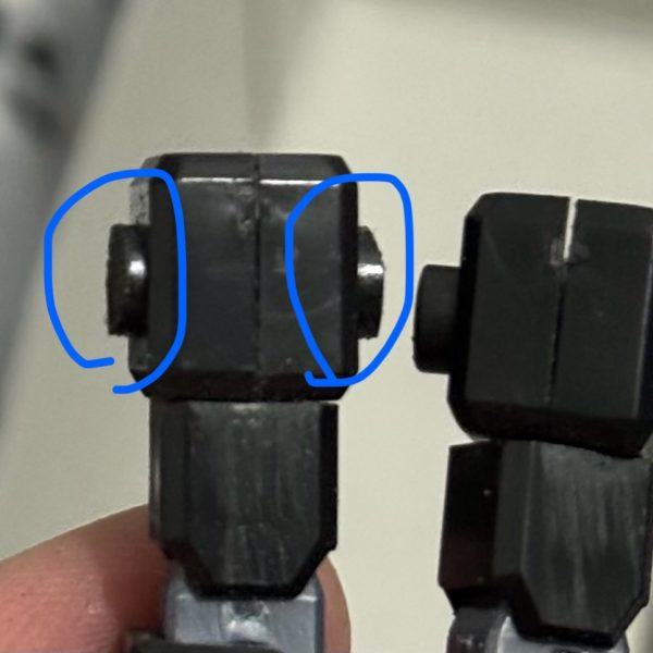 製作記録1仮組み。本体部分だけでもいくつか後ハメが必要そうなのでやってみました。スネ部分太ももと膝下部分を前後のABSで挟み込むのですが、膝下部分に干渉するので削って後ハメできるようにしました。隙間ができてしまったのですがこのままにするかプラ板を貼り付けるか少し考えます...笑頭部顔の接続部分のカットと干渉する部分をひたすら削っています。肩C字カットと干渉する部分を削りました。肩がグラグラになってしまったので組み上げる前に対策を考えようかと思います。後ハメに関してはいつもネットを参考にさせてもらうのですが、こやつに限ってはほとんど情報がないので完全な現物合わせです...w(2枚目)